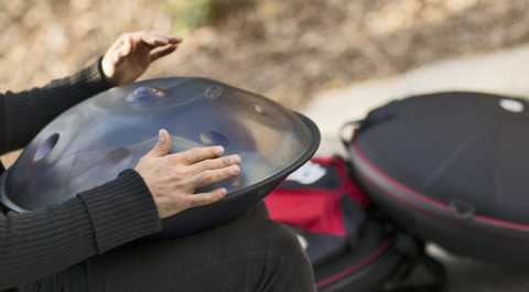 L'Handpan, insolito strumento che fonde melodia e ritmo: in Puglia lo fabbricano in due